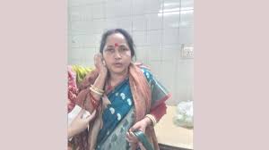 চলন্ত অটোরিকশা থেকে কান ছিঁড়ে স্বর্ণের দুল ছিনতাই